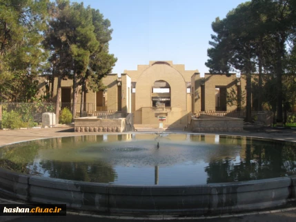 نمای جلو ساختمان