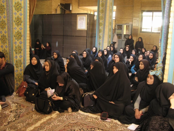 بررسی و تحلیل جامعه مدرن و سنتی همراه با:
نمایش و بررسی  فیلم« آن سوی پرچین»