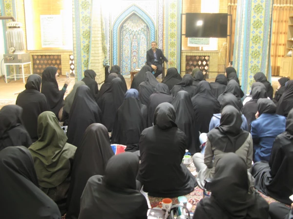 بررسی و تحلیل جامعه مدرن و سنتی همراه با:
نمایش و بررسی  فیلم« آن سوی پرچین»