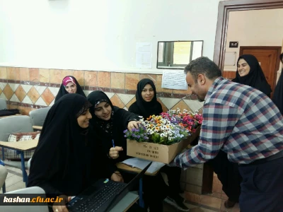 تقدیم گل به دانشحویان بمناسبت روز معلم