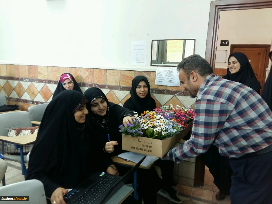 اهدا گل به مناسبت هفته معلم