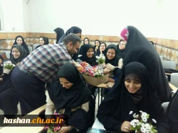 اهدای گل به مناسبت هفته معلم