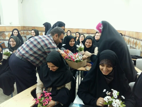 اهدای گل به مناسبت هفته معلم