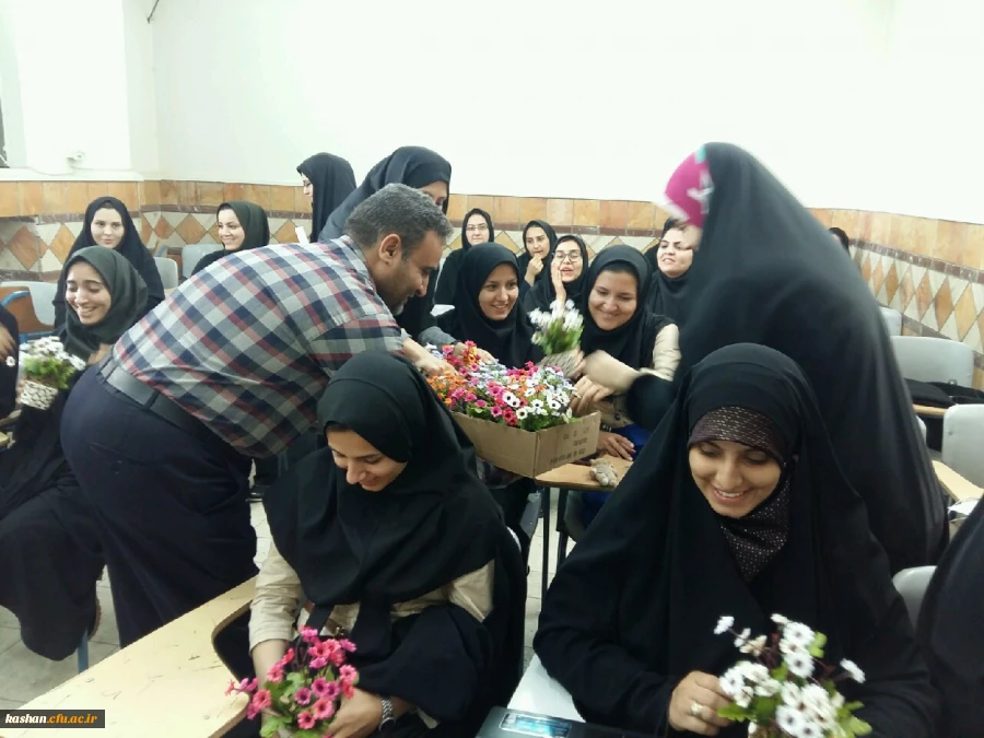 اهدای گل به مناسبت هفته معلم