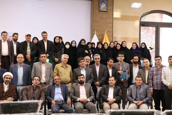 تقدیر از اساتید نمونه استان، اعضای هیات علمی و عوامل حوزه آموزش در مرکز کاشان انجام شد 3