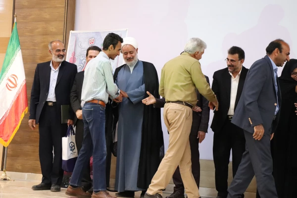 تقدیر از اساتید نمونه استان، اعضای هیات علمی و عوامل حوزه آموزش در مرکز کاشان انجام شد 5