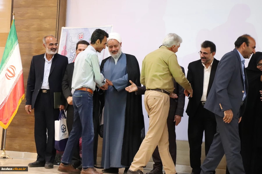 تقدیر از اساتید نمونه استان، اعضای هیات علمی و عوامل حوزه آموزش در مرکز کاشان انجام شد 5