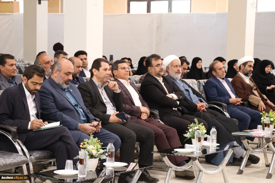 تقدیر از اساتید نمونه استان، اعضای هیات علمی و عوامل حوزه آموزش در مرکز کاشان انجام شد 10