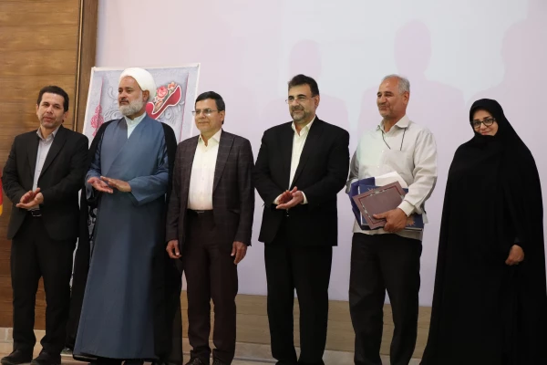 تقدیر از اساتید نمونه استان، اعضای هیات علمی و عوامل حوزه آموزش در مرکز کاشان انجام شد 11