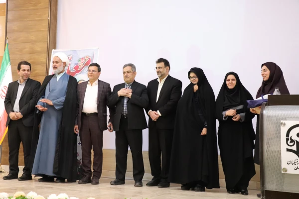 تقدیر از اساتید نمونه استان، اعضای هیات علمی و عوامل حوزه آموزش در مرکز کاشان انجام شد 12