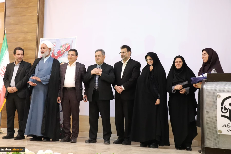 تقدیر از اساتید نمونه استان، اعضای هیات علمی و عوامل حوزه آموزش در مرکز کاشان انجام شد 12