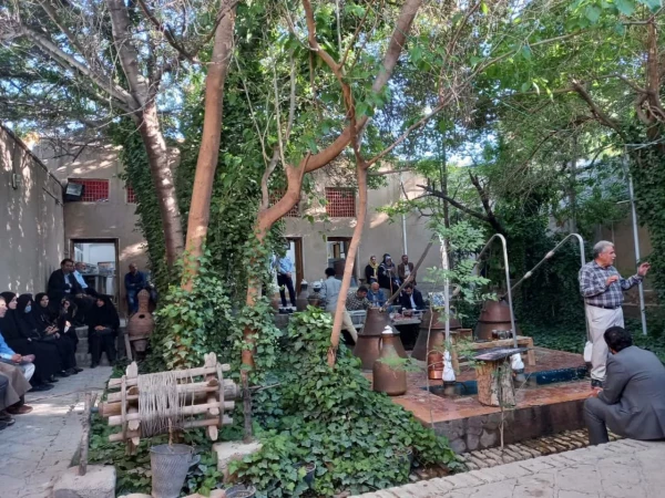 گزارش مصور از اردوی یک روزه مسئولین و اعضای هیات علمی دانشگاه فرهنگیان استان اصفهان به میزبانی مرکز کاشان؛ (بازدید از باغ تاریخی فین کاشان و آیین گلابگیری قمصر) 2