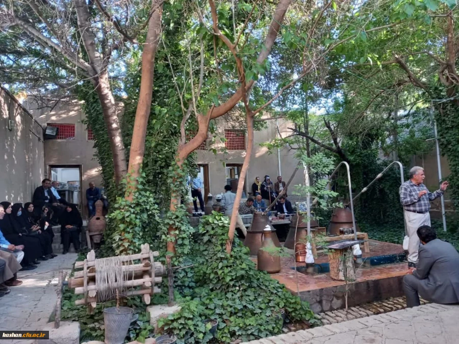 گزارش مصور از اردوی یک روزه مسئولین و اعضای هیات علمی دانشگاه فرهنگیان استان اصفهان به میزبانی مرکز کاشان؛ (بازدید از باغ تاریخی فین کاشان و آیین گلابگیری قمصر) 2