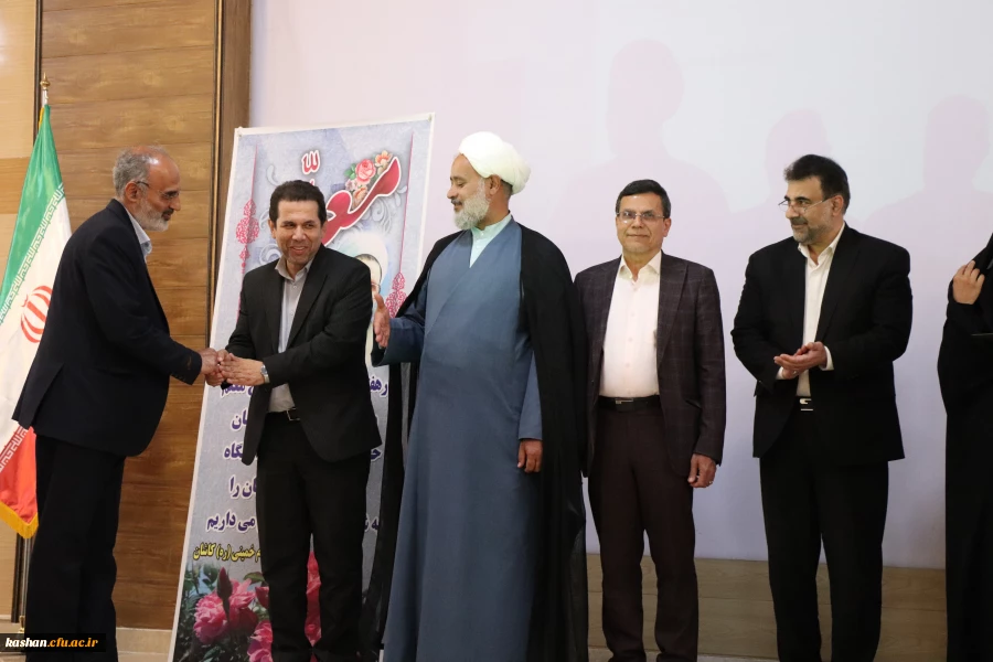 تقدیر از اساتید نمونه استان، اعضای هیات علمی و عوامل اجرایی حوزه آموزش در مرکز کاشان انجام شد 2