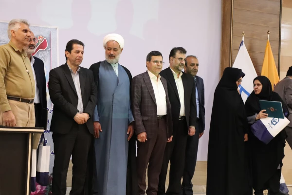 تقدیر از اساتید نمونه استان، اعضای هیات علمی و عوامل اجرایی حوزه آموزش در مرکز کاشان انجام شد 3