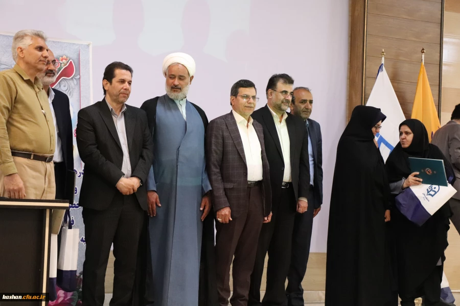 تقدیر از اساتید نمونه استان، اعضای هیات علمی و عوامل اجرایی حوزه آموزش در مرکز کاشان انجام شد 3