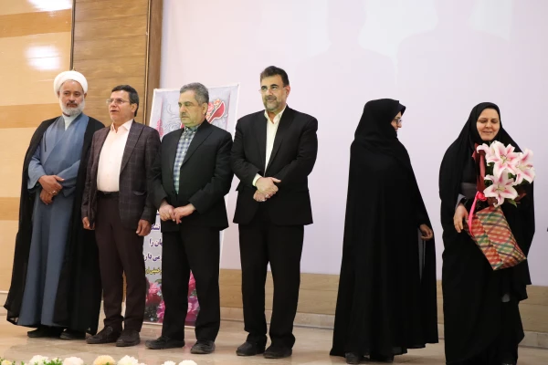 تقدیر از اساتید نمونه استان، اعضای هیات علمی و عوامل اجرایی حوزه آموزش در مرکز کاشان انجام شد 4