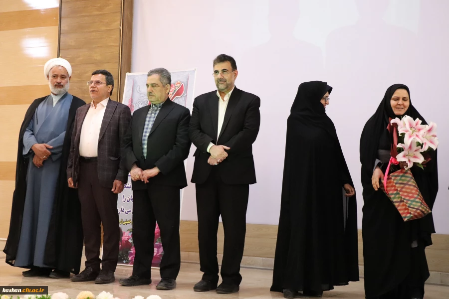 تقدیر از اساتید نمونه استان، اعضای هیات علمی و عوامل اجرایی حوزه آموزش در مرکز کاشان انجام شد 4