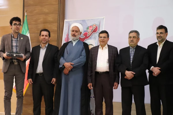 تقدیر از اساتید نمونه استان، اعضای هیات علمی و عوامل اجرایی حوزه آموزش در مرکز کاشان انجام شد 5