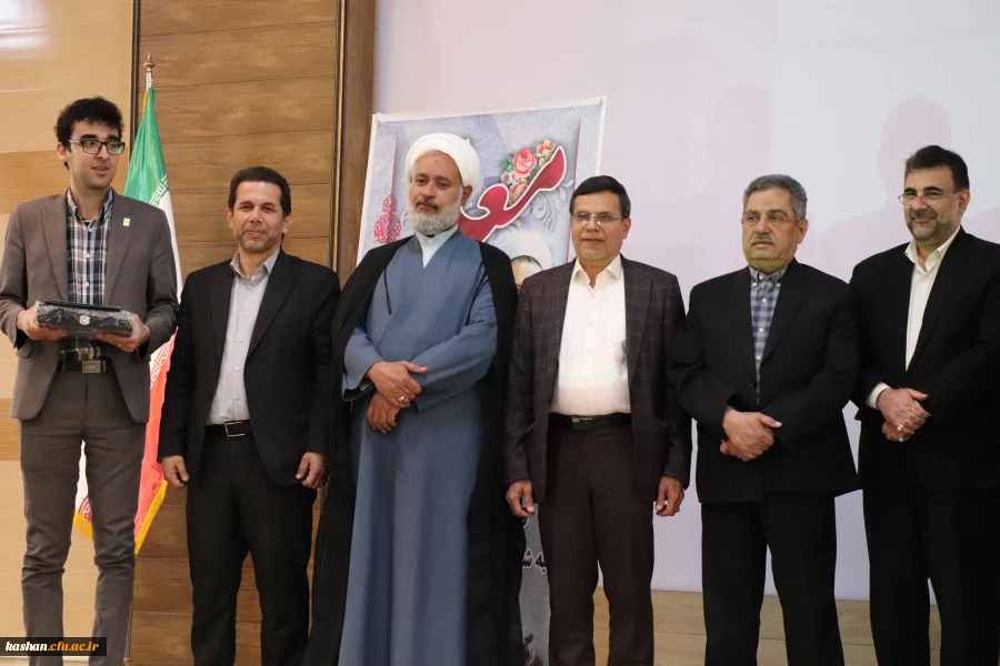 تقدیر از اساتید نمونه استان، اعضای هیات علمی و عوامل اجرایی حوزه آموزش در مرکز کاشان انجام شد 5