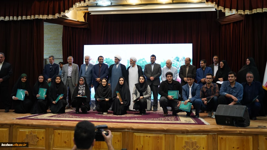 اعطای جایزه تحصیلی به دانشجومعلمان رتبه برتر کنکور سراسری 1402 دانشگاه فرهنگیان کاشان  2