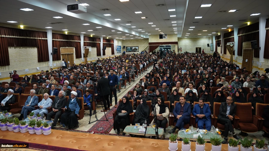 اعطای جایزه تحصیلی به دانشجومعلمان رتبه برتر کنکور سراسری 1402 دانشگاه فرهنگیان کاشان  3