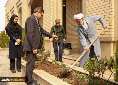 کاشت نهال به مناسبت روز درختکاری