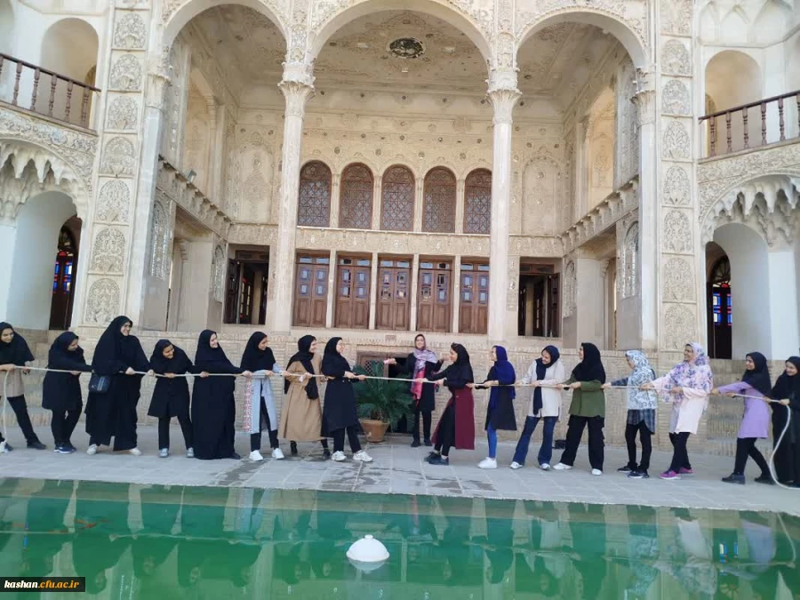 برگزاری مسابقه طناب کشی در خانه طباطبایی های کاشان 2