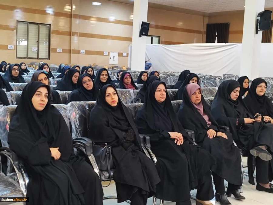 جلسه هم اندیشی با مدیران و معلمان راهنمای مدارس کارورزی با تأکید بر نقش تحول آفرین مدرسه در تربیت معلم آینده 2