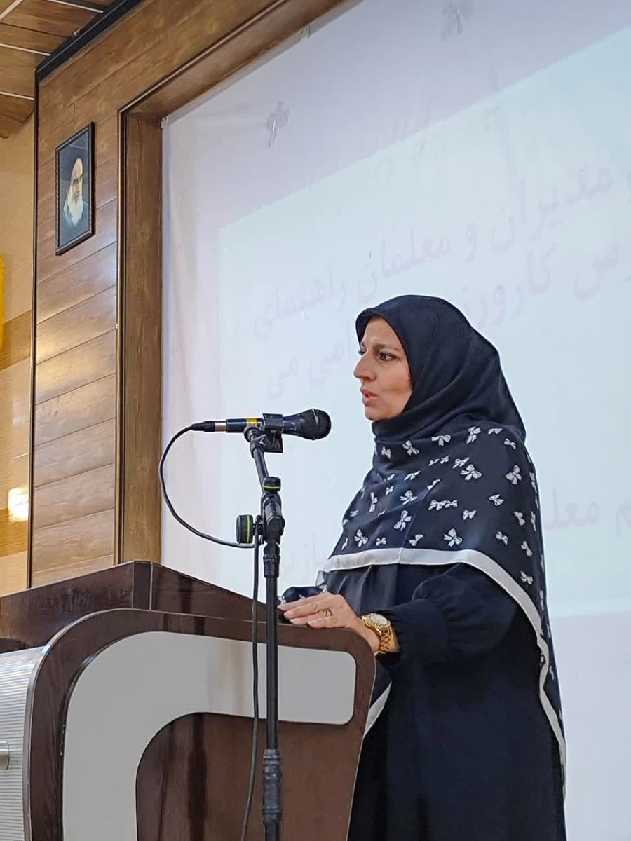 جلسه هم اندیشی با مدیران و معلمان راهنمای مدارس کارورزی با تأکید بر نقش تحول آفرین مدرسه در تربیت معلم آینده 4