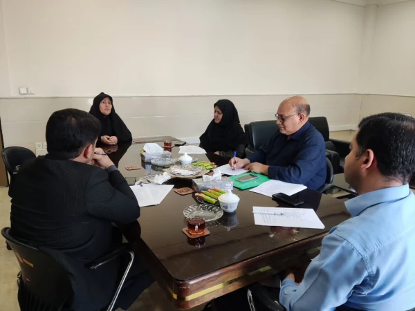 بازدید مسئولین استان از مرکز امام خمینی(ره) کاشان 4